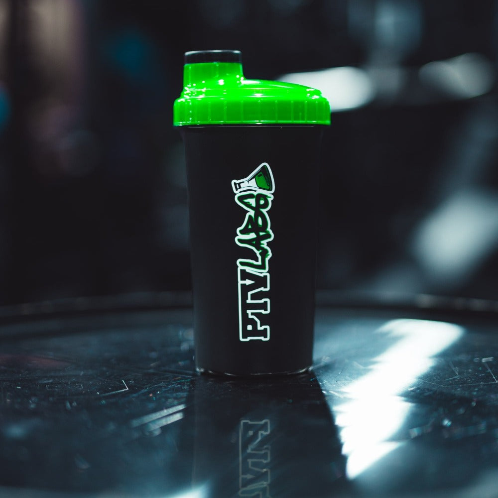 PTVLABS shaker mustalla rungolla ja vihreällä kannella – klassinen juomapullo kuntosalille tai treeneihin