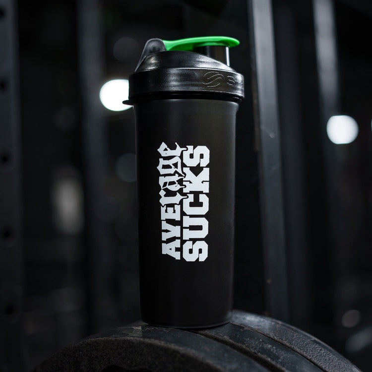 Musta Smartshake-shaker vihreällä kannella – Average Sucks -tekstillä varustettu treenipullo