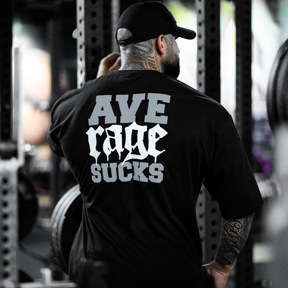 Musta oversized treenipaita – näyttävä 'Average Sucks' -teksti selässä, miesten salipaita tatuoidulla urheilijalla, tyylikäs ja mukava treenivaate