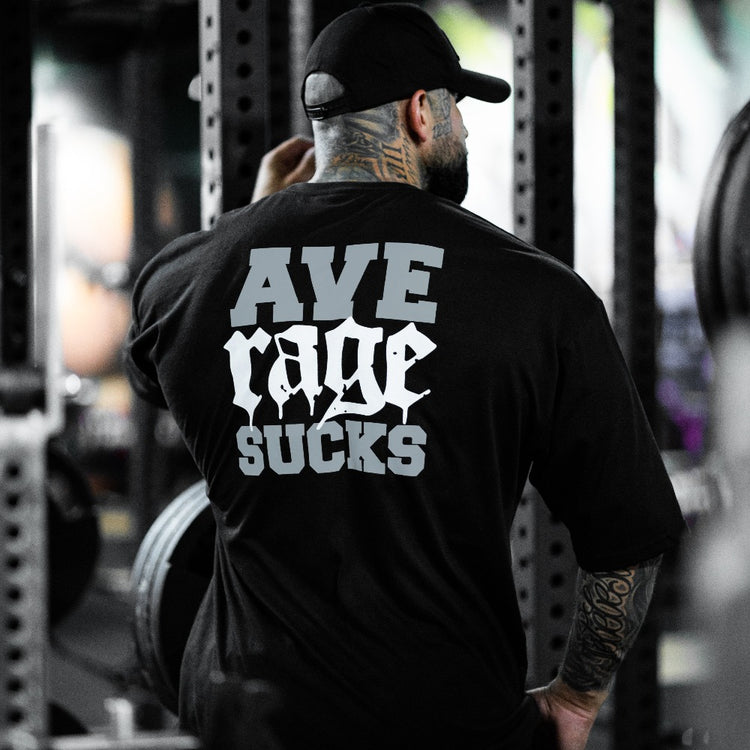 Musta oversized treenipaita – näyttävä 'Average Sucks' -teksti selässä, miesten salipaita tatuoidulla urheilijalla, tyylikäs ja mukava treenivaate