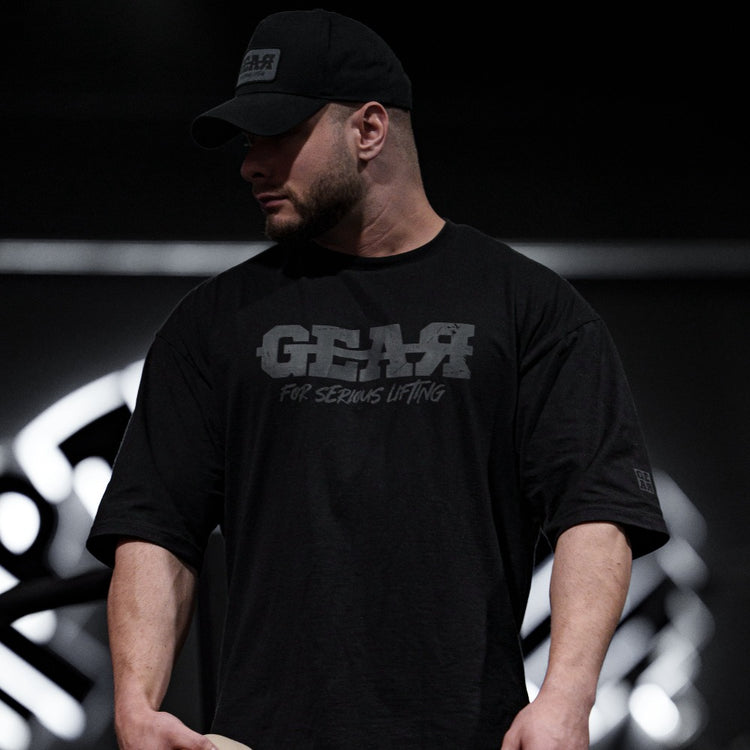 Musta oversized GEAR-treenipaita miehille – 'For Serious Lifting' -teksti rinnassa, tyylikäs ja väljä salipaita kovaan treeniin