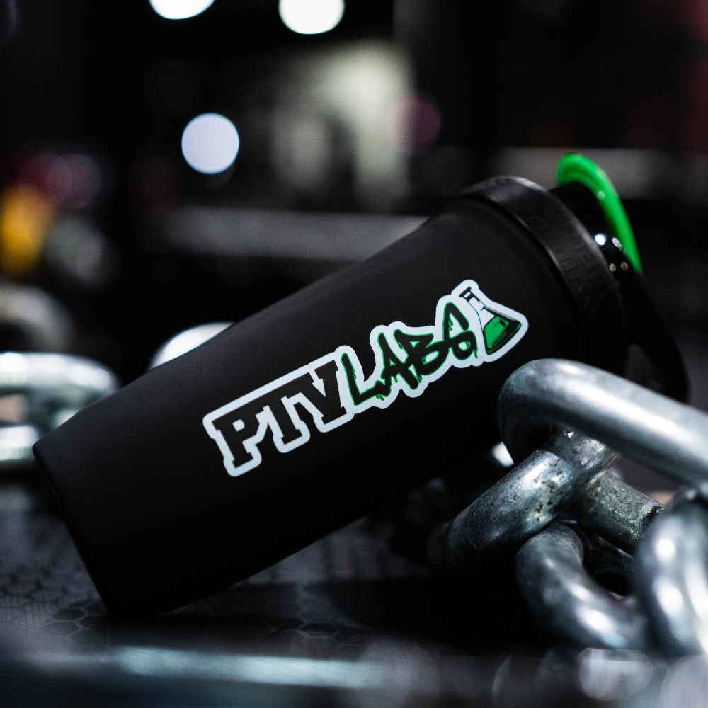 PTVLABS metallinen shaker – musta juomapullo ketjujen päällä kuntosalilla